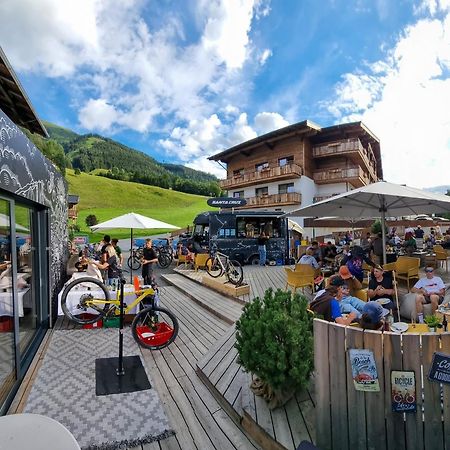 Skill Mountain Lodge - Ski Und Bike Hostel Im Sommer Mit Joker Card ザールバッハ・ヒンターグレム エクステリア 写真