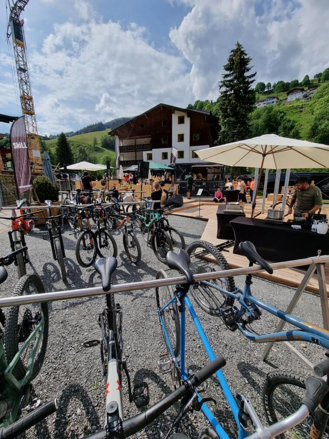 Skill Mountain Lodge - Ski Und Bike Hostel Im Sommer Mit Joker Card ザールバッハ・ヒンターグレム エクステリア 写真
