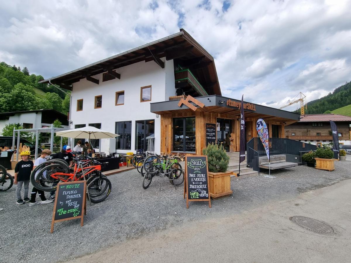 Skill Mountain Lodge - Ski Und Bike Hostel Im Sommer Mit Joker Card ザールバッハ・ヒンターグレム エクステリア 写真
