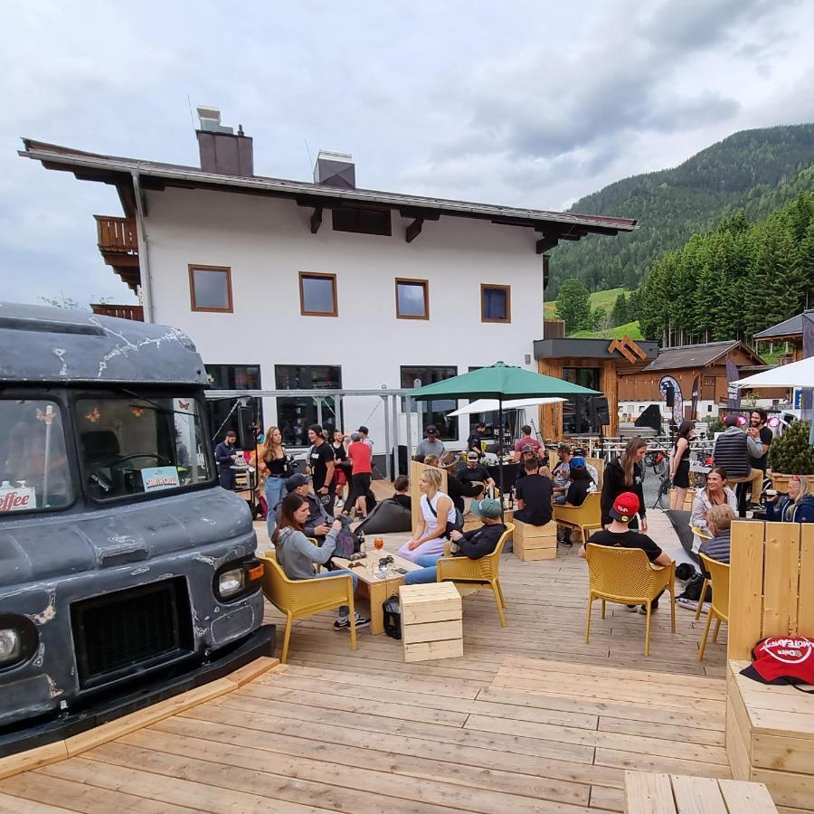Skill Mountain Lodge - Ski Und Bike Hostel Im Sommer Mit Joker Card ザールバッハ・ヒンターグレム エクステリア 写真