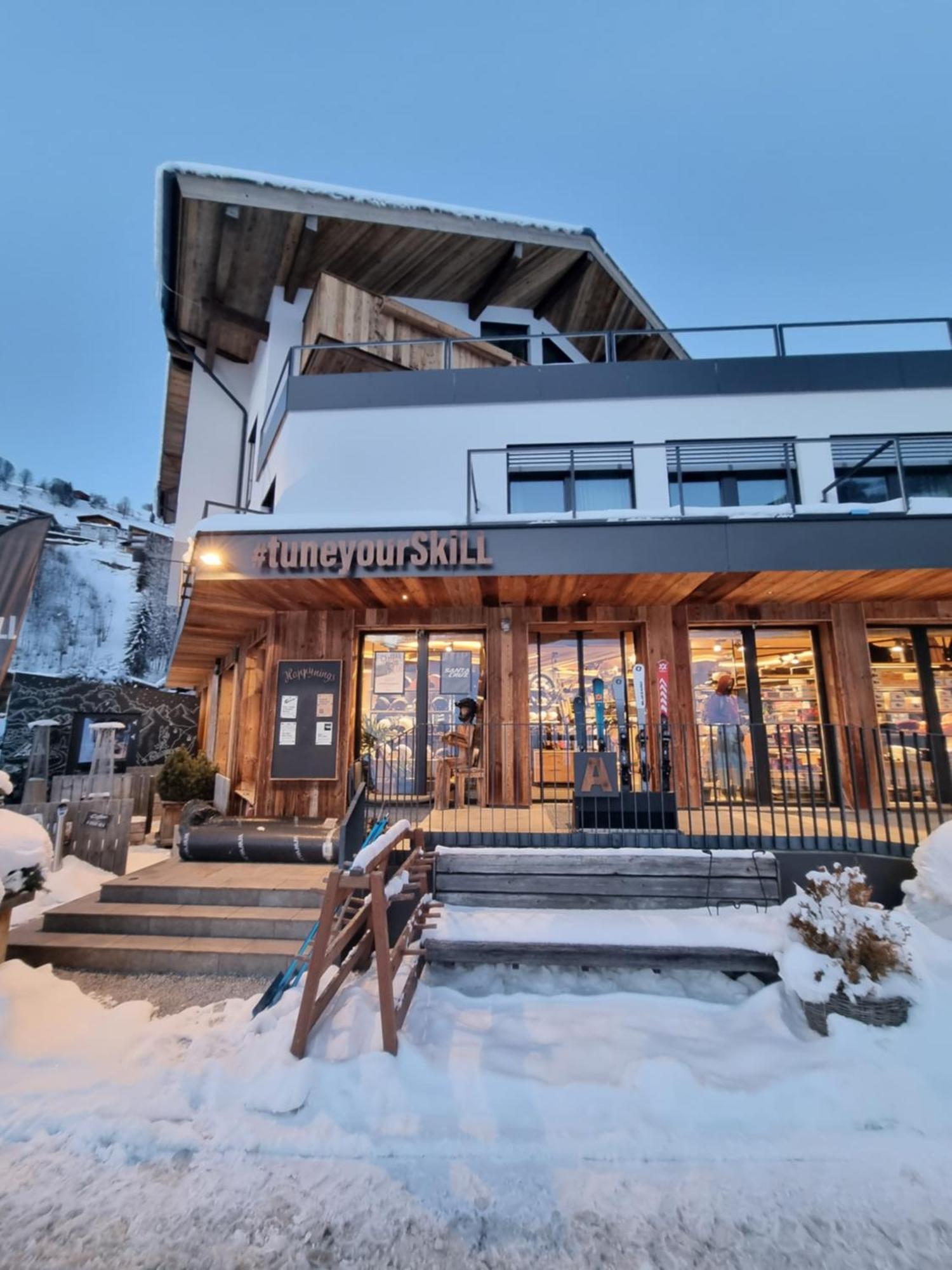 Skill Mountain Lodge - Ski Und Bike Hostel Im Sommer Mit Joker Card ザールバッハ・ヒンターグレム エクステリア 写真