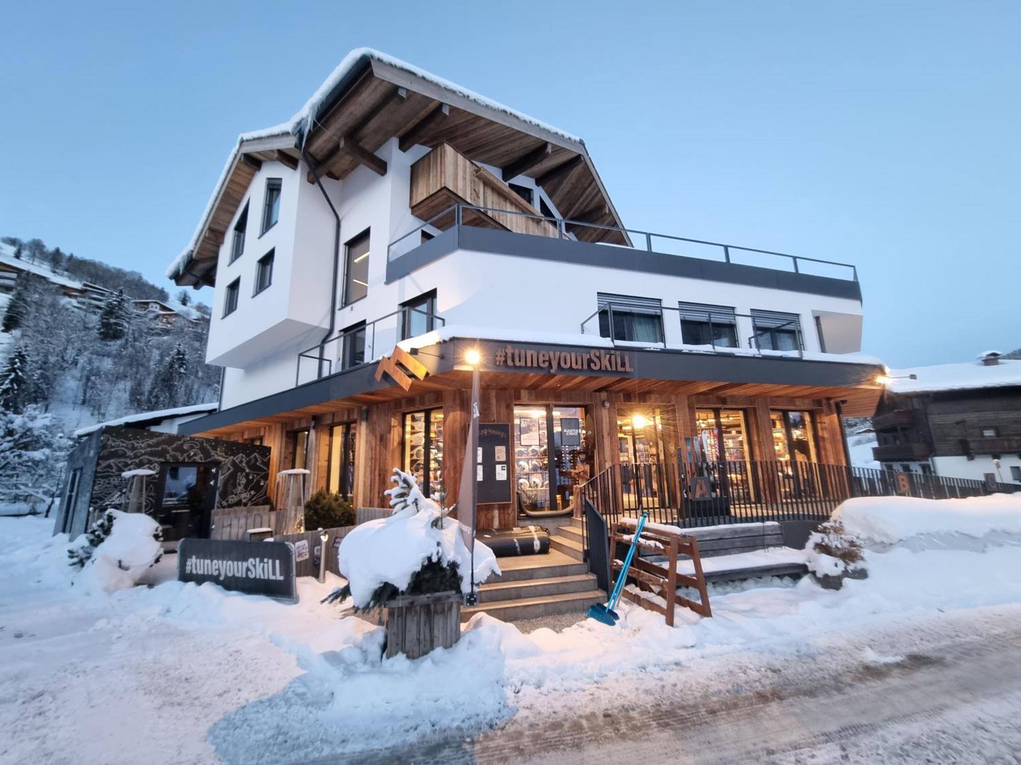 Skill Mountain Lodge - Ski Und Bike Hostel Im Sommer Mit Joker Card ザールバッハ・ヒンターグレム エクステリア 写真