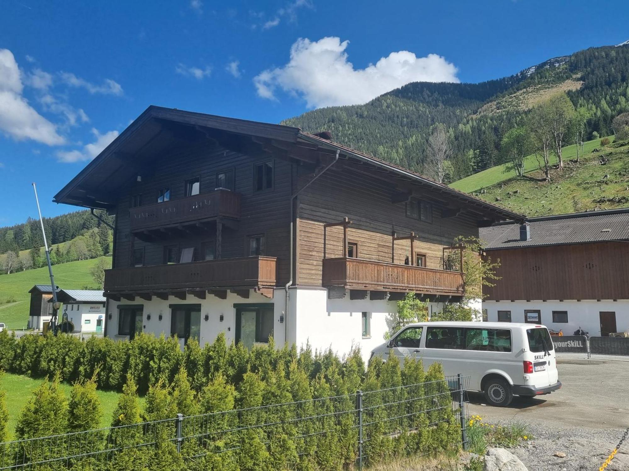Skill Mountain Lodge - Ski Und Bike Hostel Im Sommer Mit Joker Card ザールバッハ・ヒンターグレム エクステリア 写真